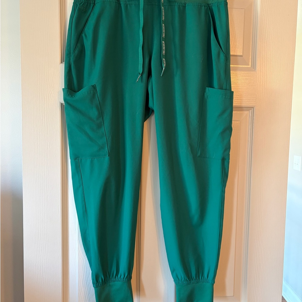 Med Couture Scrubs in Green and Black (Women’s medium petite) - Picture 8 of 9